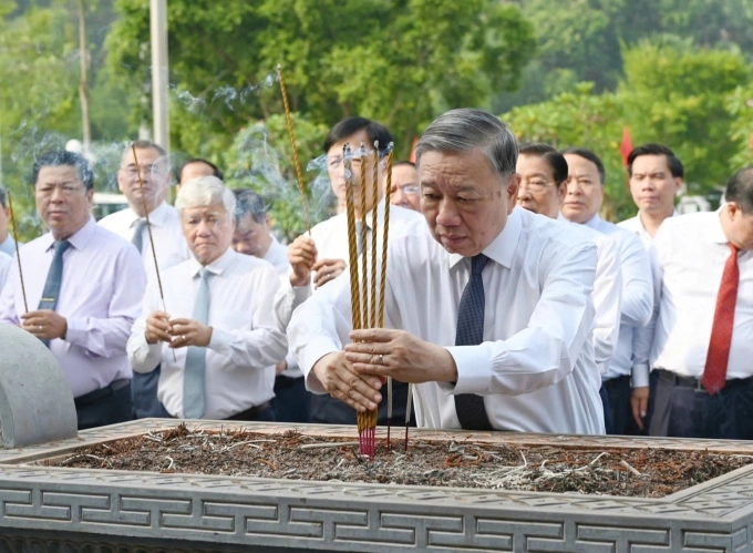 Tổng Bí thư Tô Lâm và các đại biểu dâng hương tại Khu tưởng niệm Chủ tịch Hồ Chí Minh và các vị tiền bối cách mạng, xã Tân Trào, tỉnh Tuyên Quang. Ảnh: TTXVN