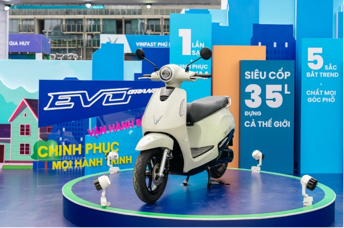 Xe máy điện Evo Grand dùng pin LFP, cho quãng đường di chuyển đến 262 km sau một lần sạc đầy với 2 pin. Ảnh: Tuấn Vũ