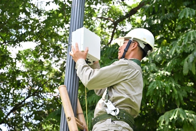 Kỹ thuật viên nhà mạng đang lắp đặt thiết bị mạng. Ảnh: VT