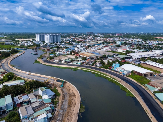 Tuyến đường ven kênh Tham Lương đang trải nhựa, từng bước hình thành trục kết nối xanh dẫn thẳng đến Conic Boulevard. Ảnh: Conic