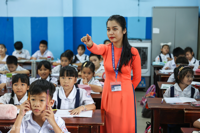 Học sinh và giáo viên trường tiểu học Đinh Tiên Hoàng, TP HCM. Ảnh: Quỳnh Trần