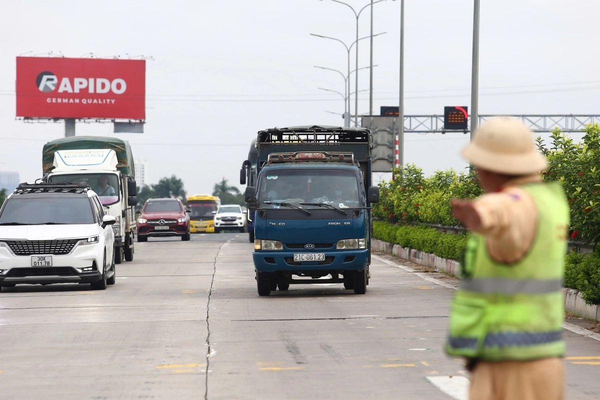 CSGT chưa xử phạt tài xế đi sai trong ngày đầu thí điểm phân làn