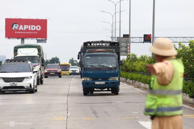 Tài xế xe tải đi vào làn 1 bị CSGT yêu cầu di chuyển sang làn khác. Ảnh: Việt An