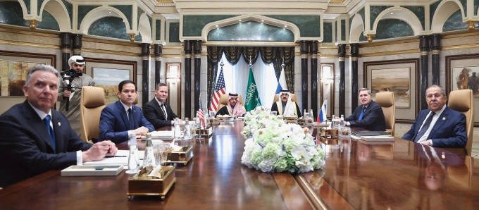Phái đoàn Mỹ (trái) và Nga tại bàn đàm phán ở Riyadh, Arab Saudi ngày 18/2. Ảnh: AFP