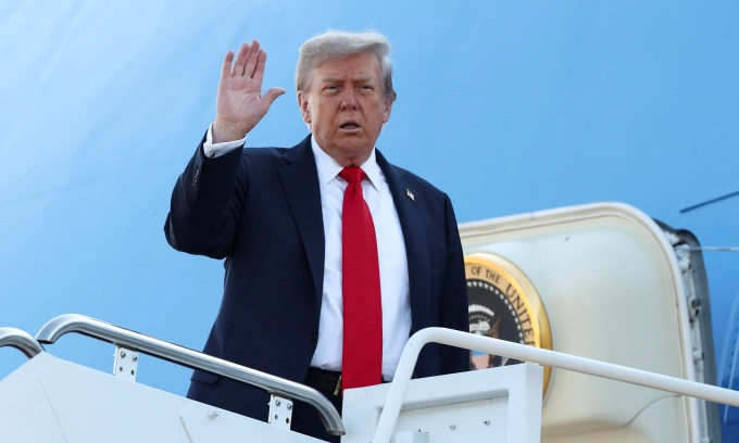 Tổng thống Mỹ Donald Trump lên chuyên cơ tại bang Maryland để lên đường tới Alaska hôm 15/8. Ảnh: Reuters
