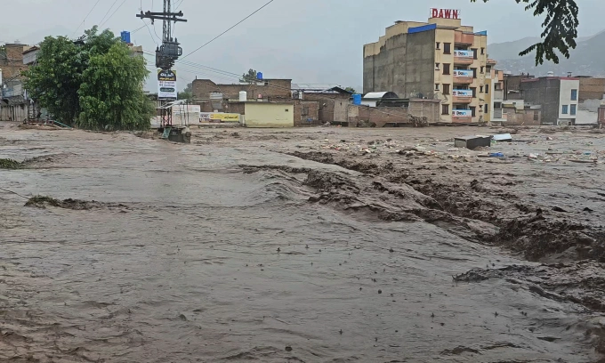 Nước sông tràn bờ sau trận lũ quét do mưa lớn ở thị trấn Mingora tại tây bắc Pakistan hôm 15/8. Ảnh: AP