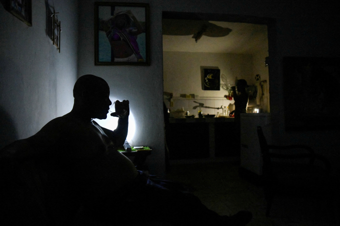 Người đàn ông Cuba ngồi trong căn nhà bị mất điện hồi tháng 8/2024. Ảnh: Reuters