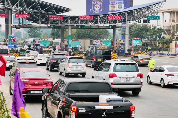 Phương tiện ùn ứ tại trạm thu phí Pháp Vân - Hà Nội chiều 28 Tết Quý Mão, đầu năm 2023. Ảnh: Ngọc Thành