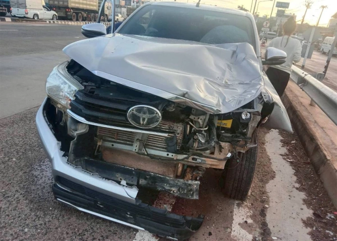 Phần đầu xe bán tải vỡ toác sau va chạm. Ảnh: Phanom Rescue
