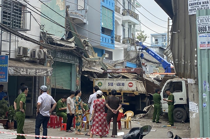 Mái tôn, kết cấu của hai ngôi nhà bị hư hỏng sau vụ nổ. Ảnh: Đình Văn