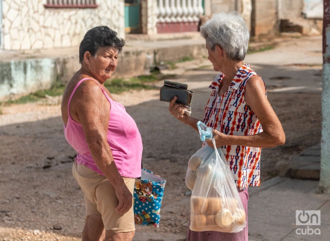 Hai phụ nữ Cuba ở Gibara, tỉnh Holguín. Ảnh: Kaloian