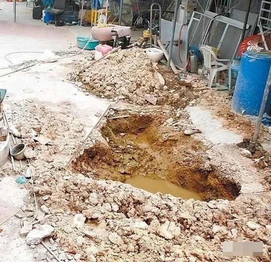 Hố chôn xác sau khi đã được khai quật, xử lý thi thể.