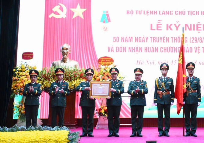 Thượng tướng Hoàng Xuân Chiến trao Huân chương Bảo vệ Tổ quốc hạng Nhất tặng Bộ tư lệnh Lăng Chủ tịch Hồ Chí Minh. Ảnh: Vũ Duy