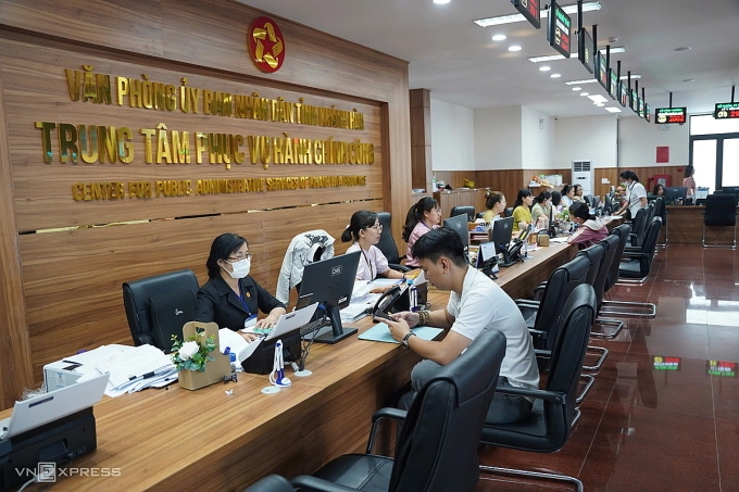 Cán bộ làm việc tại Trung tâm phục vụ hành chính công tỉnh Khánh Hòa. Ảnh: Bùi Toàn