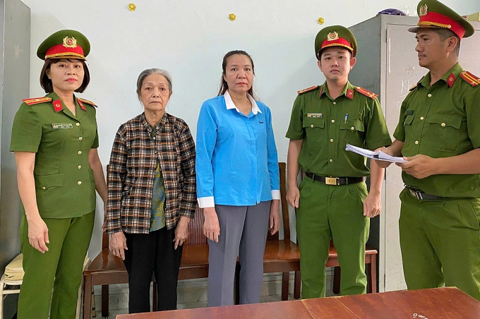 Bà Giáp Thị Sông Hương (áo xanh ở giữa) và bà Trang Mỹ Nhanh bị khởi tố. Ảnh: Công an cung cấp