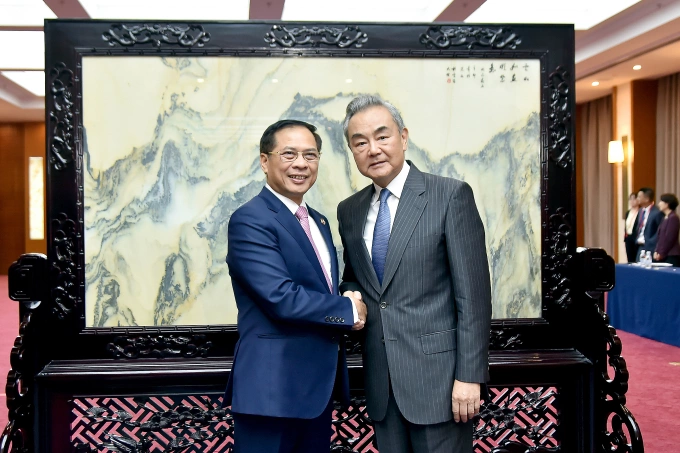 Phó thủ tướng Bùi Thanh Sơn bắt tay Ngoại trưởng Vương Nghị trước cuộc hội đàm ở Vân Nam hôm 14/8. Ảnh: Bộ Ngoại giao