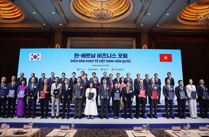 Ông Lê Trường Tùng - Chủ tịch Hội đồng trường Đại học FPT (hàng 1, thứ 5 từ trái sang) và ông Hà Minh Tuấn - Giám đốc FPT Hàn Quốc, Tập đoàn FPT (hàng 1, thứ 6 từ trái sang) tại sự kiện ký thỏa thuận hợp tác dưới sự chứng kiến của Tổng Bí thư Tô Lâm và Thủ tướng Hàn Quốc Kim Min Seok. Ảnh: Trường Đại học FPT