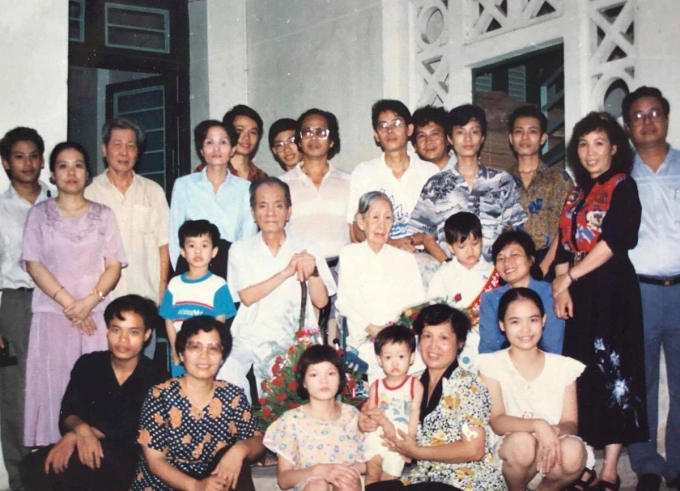 Giáo sư Xiển và vợ (ngồi giữa ảnh) cùng các con cháu. Ảnh: Giang đình cung cấp
