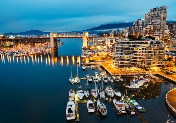 Những ngôi nhà với bến du thuyền ven vịnh tại Vancouver, Canada. Ảnh: Pexels