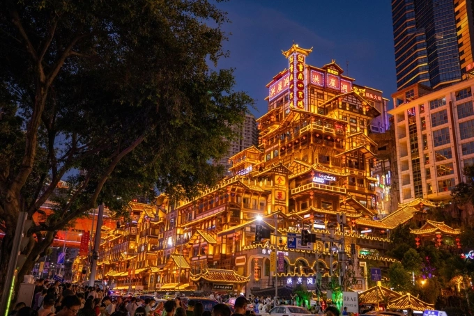 Khu phố đêm Trung Quốc rực rỡ ánh đèn. Ảnh: Pexels
