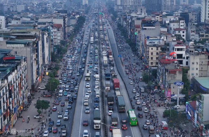 Các phương tiện lưu thông trên đường Vành đai 3 hồi cuối tháng 4/2025. Ảnh: Phạm Chiểu