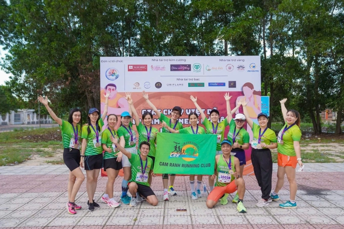 Các thành viên Cam Ranh Runners trong màu áo đồng phục của CLB. Ảnh: Nhân vật cung cấp
