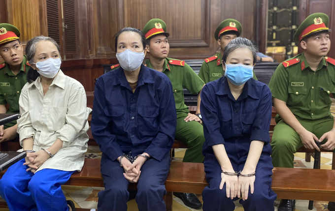 Bị cáo Giáp Thị Sông Hương (giữa) và đồng phạm tại tòa sáng nay. Ảnh: Hải Duyên
