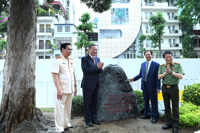 Tổng Bí thư Tô Lâm và các đại biểu trồng cây tùng la hán trong khuôn viên trụ sở. Ảnh: Linh Đan