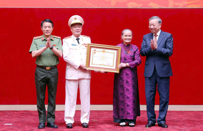 Tổng Bí thư Tô Lâm trao Bằng danh hiệu Anh hùng lực lượng vũ trang nhân dân cho đại diện gia đình cố Bộ trưởng Lê Minh Hương. Ảnh: Linh Đan