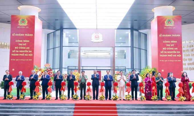Tổng Bí thư Tô Lâm và các lãnh đạo cắt băng khánh thành. Ảnh: Linh Đan