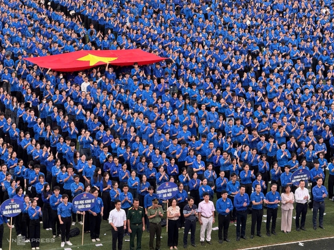 8.8000 tình nguyện viên tại sân vận động Hàng Đẫy trong lễ ra quân. Ảnh: Việt An