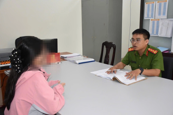 Nữ sinh ở phường Hòa Cường được công an giải thích về thủ đoạn lừa đảo, sau khi được giải cứu khỏi nhóm bắt cóc online. Ảnh: Công an cung cấp