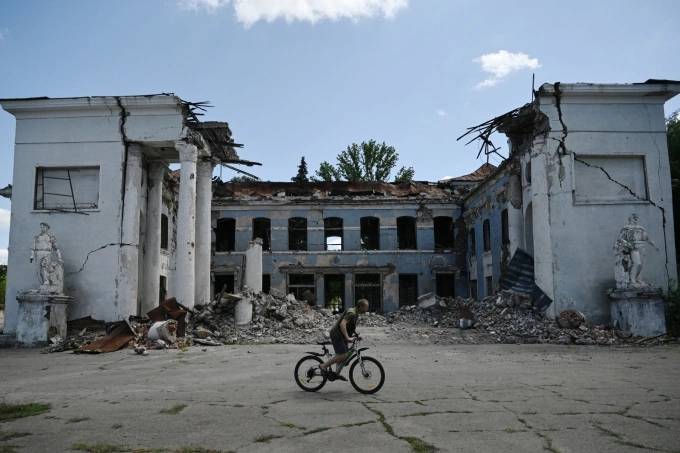 Một tòa nhà bị hư hại do giao tranh ở Druzhkivka, Donetsk ngày 15/8. Ảnh: AFP