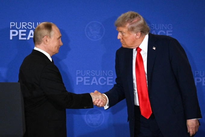 Tổng thống Mỹ Donald Trump (phải) bắt tay Tổng thống Nga Vladimir Putin trong cuộc họp báo chung ở Căn cứ Liên hợp Elmendorf-Richardson, thành phố Anchorage, bang Alaska ngày 15/8. Ảnh: AFP