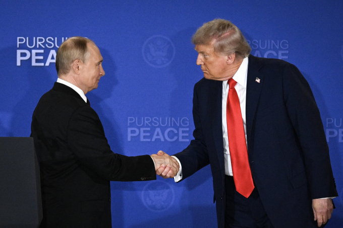 Tổng thống Trump và Tổng thống Putin bắt tay tại cuộc họp báo ở Alaska ngày 15/8. Ảnh: AFP