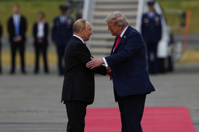 Tổng thống Trump (phải) đón tiếp Tổng thống Putin tại Alaska ngày 15/8. Ảnh: AP