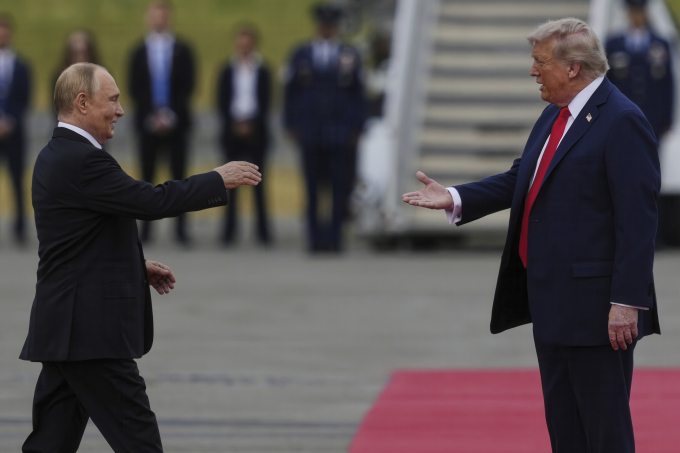 Tổng thống Mỹ Donald Trump chào đón Tổng thống Nga Vladimir Putin tại Căn cứ Liên hợp Elmendorf-Richardson, Alaska, ngày 15/8. Ảnh: AP