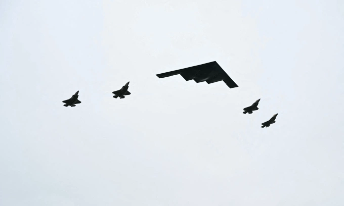 Oanh tạc cơ B-2 và các tiêm kích F-35 bay phía trên căn cứ Elmendorf-Richardson hôm 15/8. Ảnh: AFP