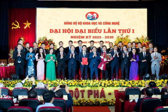 Thủ tướng Phạm Minh Chính tặng hoa chúc mừng Ban chấp hành Đảng bộ Bộ Khoa học và Công nghệ, nhiệm kỳ 2025 - 2030. Ảnh: Đình Tùng