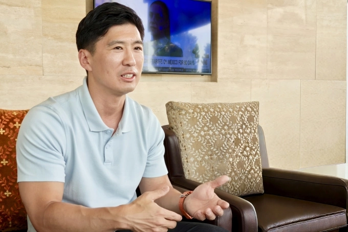 Gap Kim - Giám đốc Marketing toàn cầu tại Sui Foundation trao đổi với VnExpress. Ảnh: Trọng Đạt