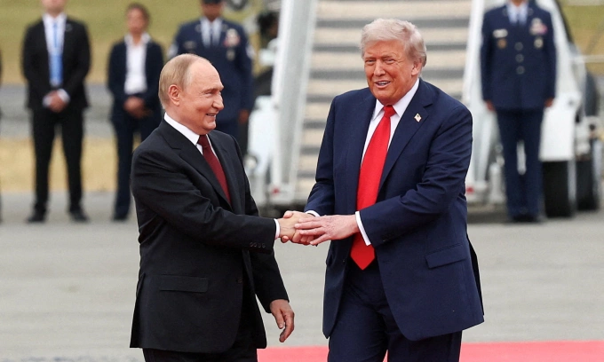 Ông Putin và ông Trump bắt tay nhau tại căn cứ liên hợp Elmendorf-Richardson hôm 15/8 . Ảnh: Reuters