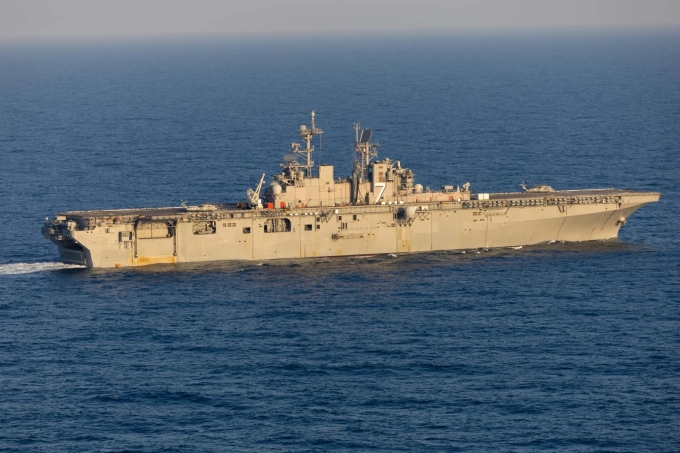 Tàu đổ bộ tấn công Iwo Jima của Mỹ tuần tra trên Đại Tây Dương vào tháng 3. Ảnh: US Navy