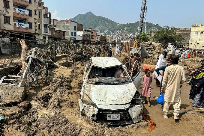 Nhà cửa, đường sá và xe cộ bị lũ lụt phá hủy ở thành phố Mingora, tỉnh Khyber Pakhtunkhwa ngày 16/8. Ảnh: AFP