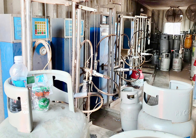 Hệ thống sang chiết ga được lắp bên trong các thùng container. Ảnh: Công an cung cấp
