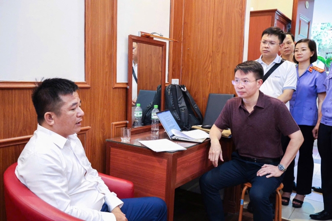 Giám đốc Công an tỉnh Phú Thọ lấy lời khai Nguyễn Chánh Đáng (áo trắng, bên trái). Ảnh: Công an cung cấp