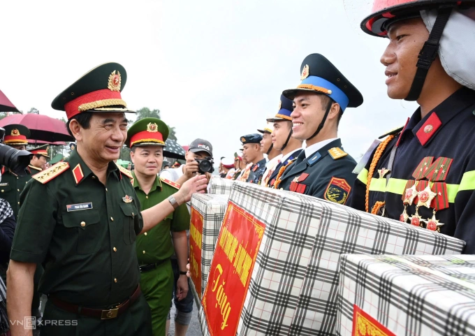 Đại tướng Phan Văn Giang tặng quà cho đại diện các khối tham gia tổng hợp luyện tại Miếu Môn. Ảnh: Giang Huy