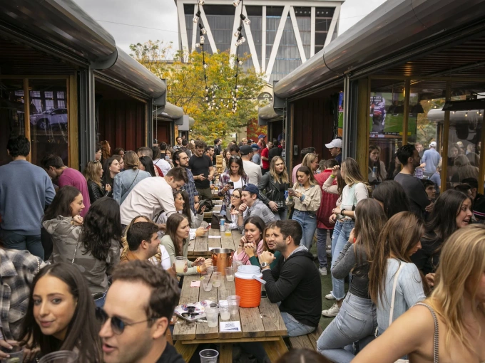 Người Mỹ tại một quán bar ngoài trời ở New York. Ảnh: BK Backyard