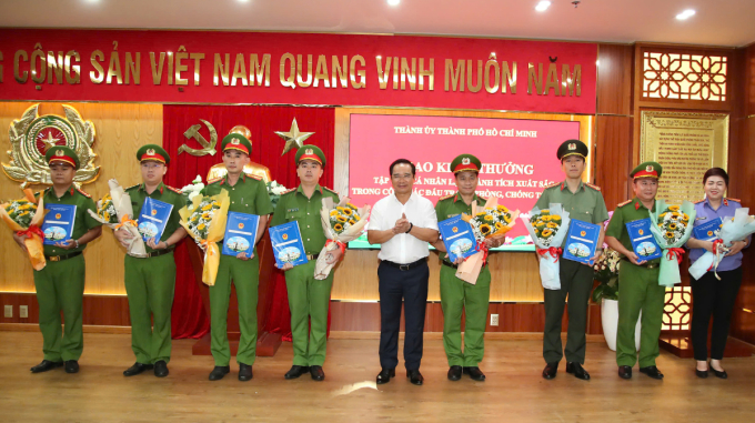 Chủ tịch UBND TP HCM Nguyễn Văn Được trao khen thưởng cho các tập thể cá nhân. Ảnh: Công an cung cấp
