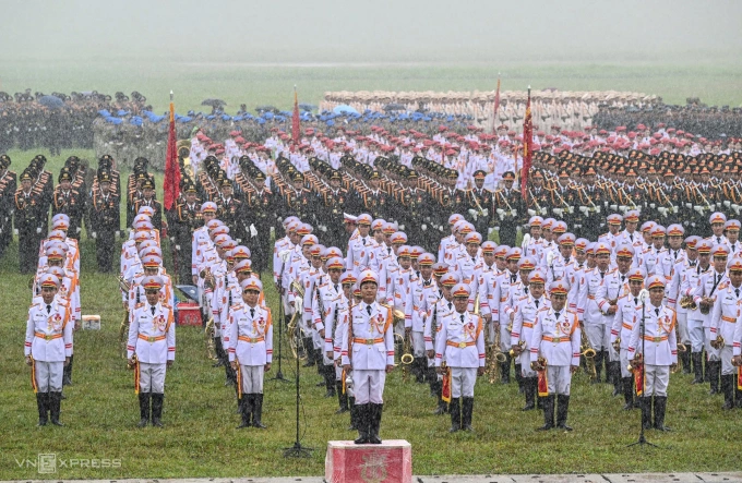 Các khối đứng nghiêm trong mưa lớn khi buổi tổng hợp luyện vừa kết thúc, ngày 16/8. Ảnh: Giang Huy