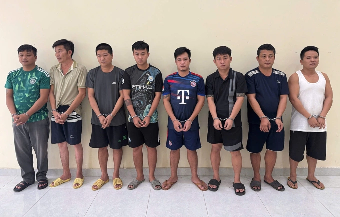 Những nghi can trong đường dây sang chiết gas giả. Ảnh: Công an cung cấp